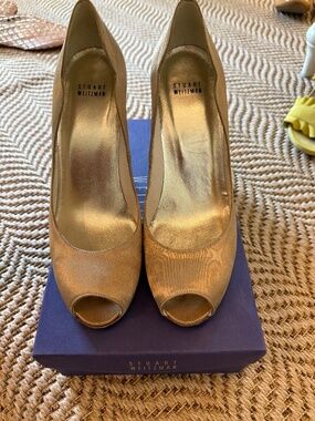 Stuart Weitzman gold peep toe in box